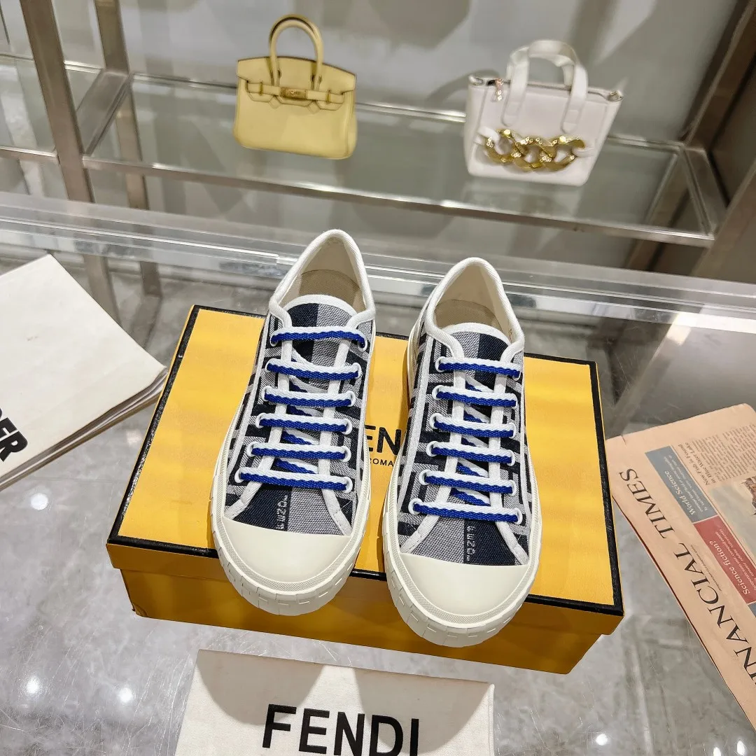 Couple style 💰460❤️Fendi Fendi's latest couple canvas shoes ❑ Fabric: Original customized imported jacquard canvas material ❑ Inner lining: Imported canvas material ❑ Sole: Original molded non-slip TPU outsole ❑ Bottom thickness: 2.5cm ❑ Size: Women's 35-40/Men's 39-45